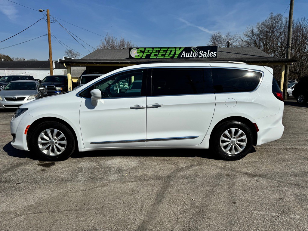 2017 Chrysler Pacifica Image 5