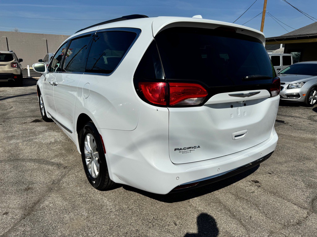 2017 Chrysler Pacifica Image 6