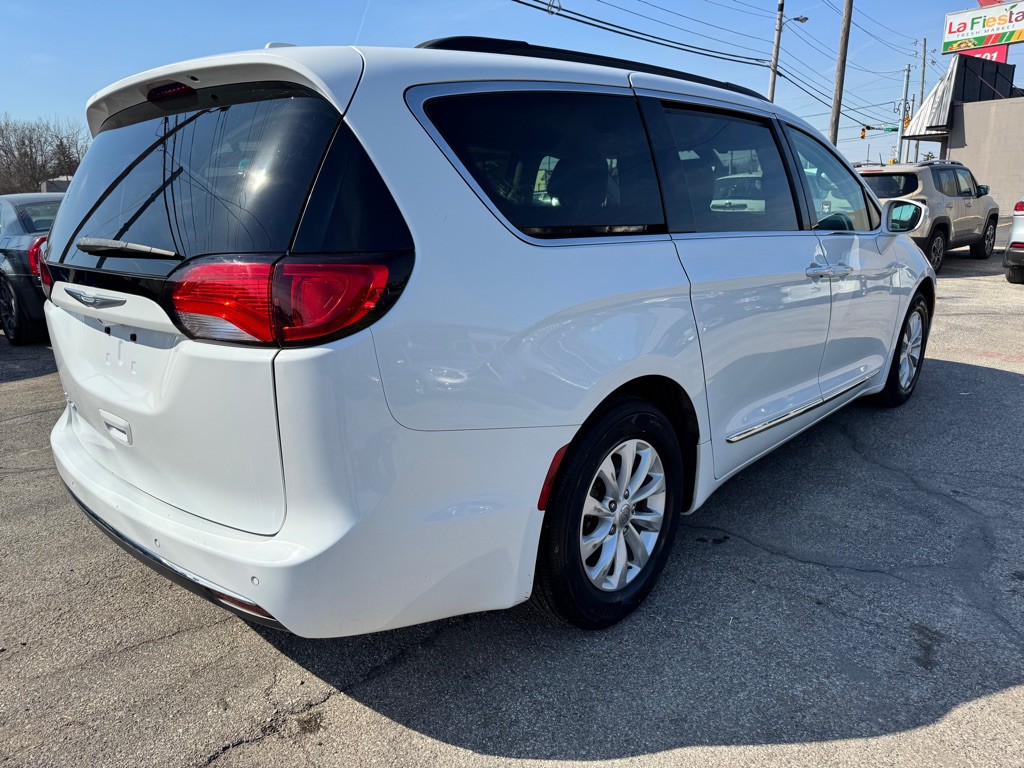 2017 Chrysler Pacifica Image 8