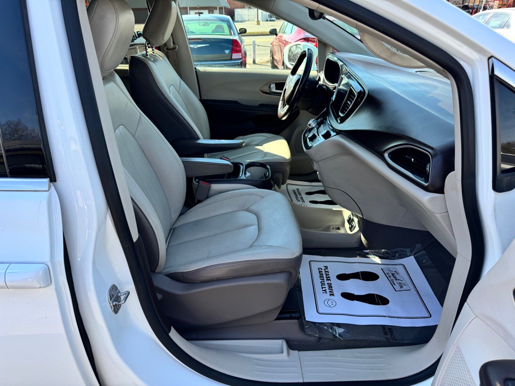 2017 Chrysler Pacifica Image 10