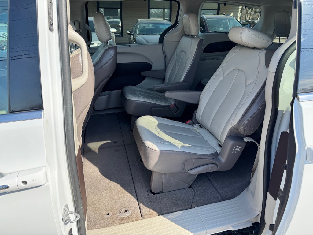 2017 Chrysler Pacifica Image 11