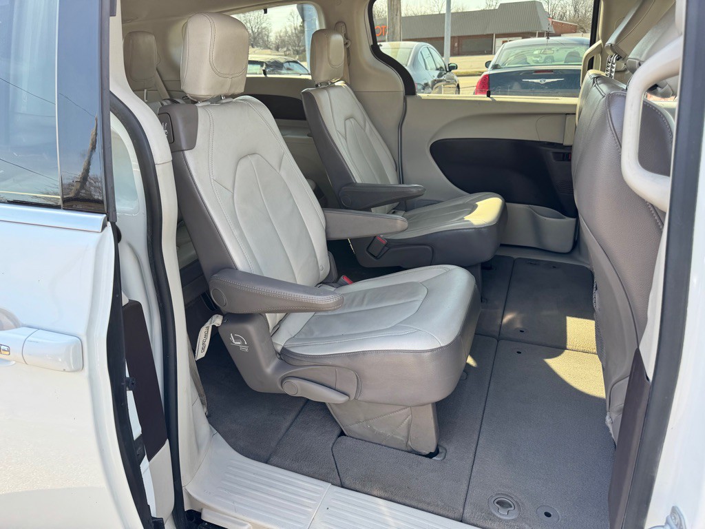 2017 Chrysler Pacifica Image 12
