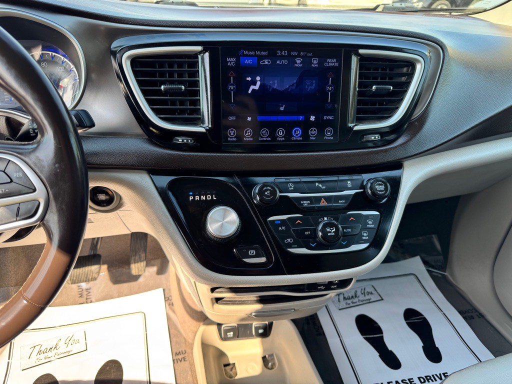 2017 Chrysler Pacifica Image 18