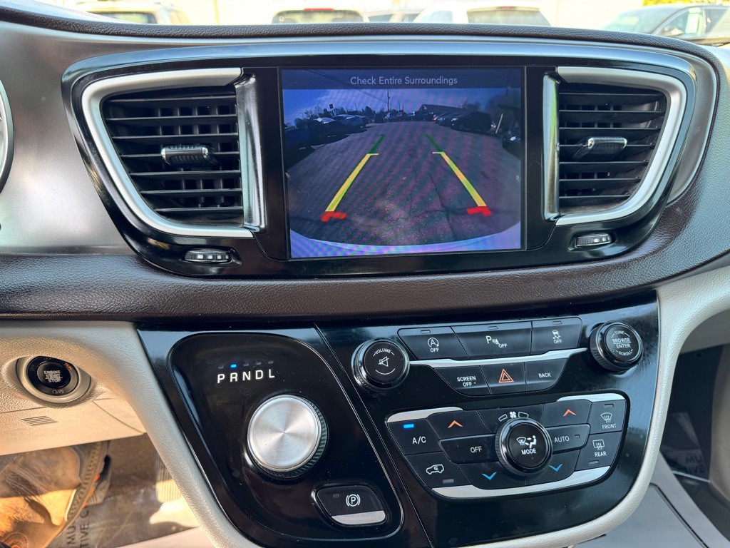 2017 Chrysler Pacifica Image 19