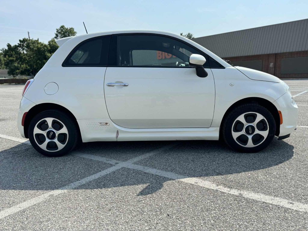 2016 FIAT 500 Image 4