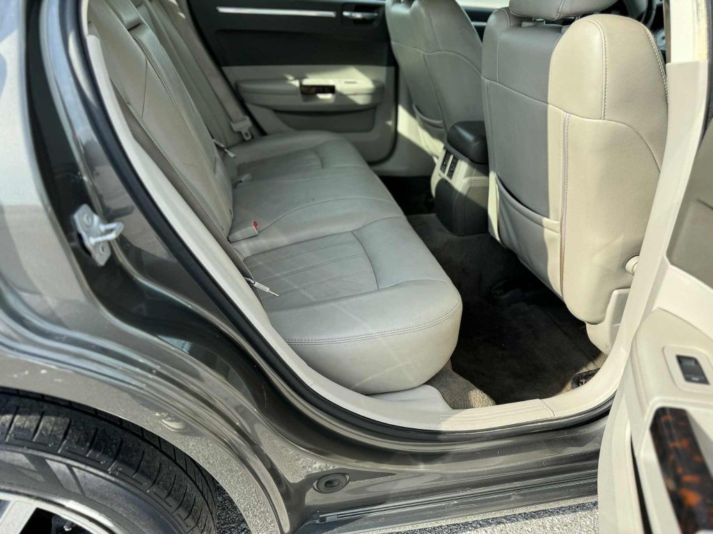 2009 Chrysler 300 Image 11
