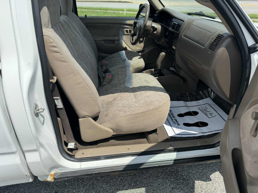 2001 Toyota Tacoma Image 10