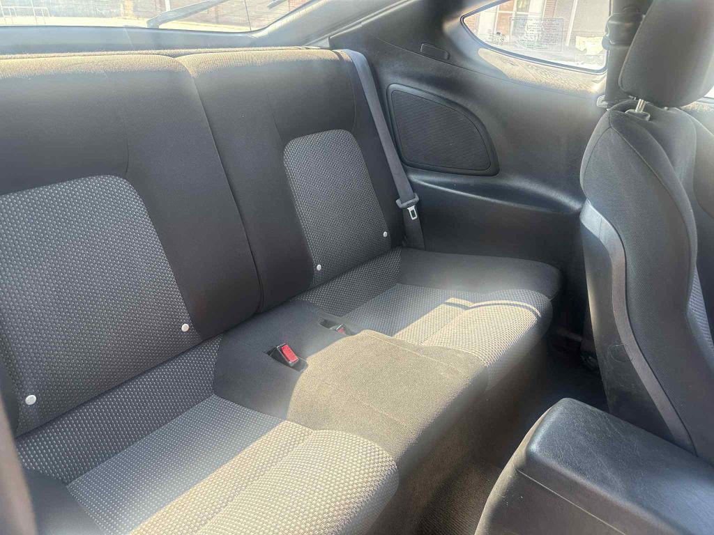 2004 Hyundai Tiburon Image 12