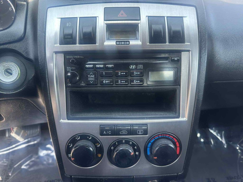 2004 Hyundai Tiburon Image 15