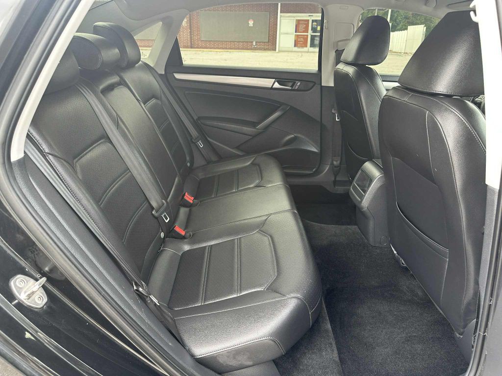 2015 Volkswagen Passat Image 11