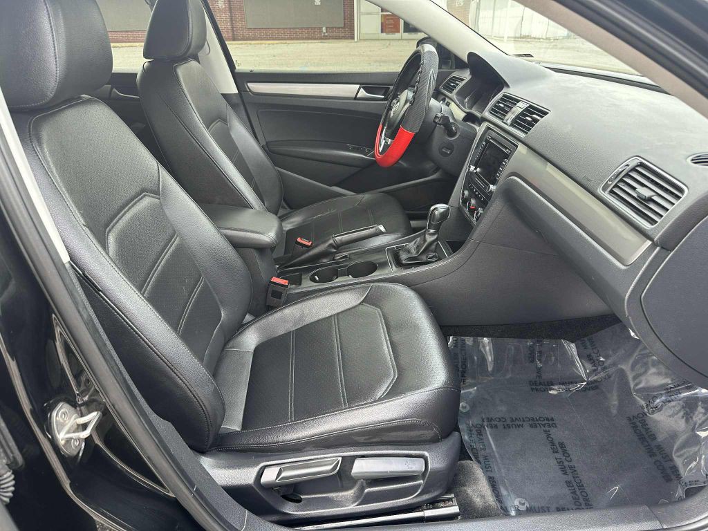 2015 Volkswagen Passat Image 12