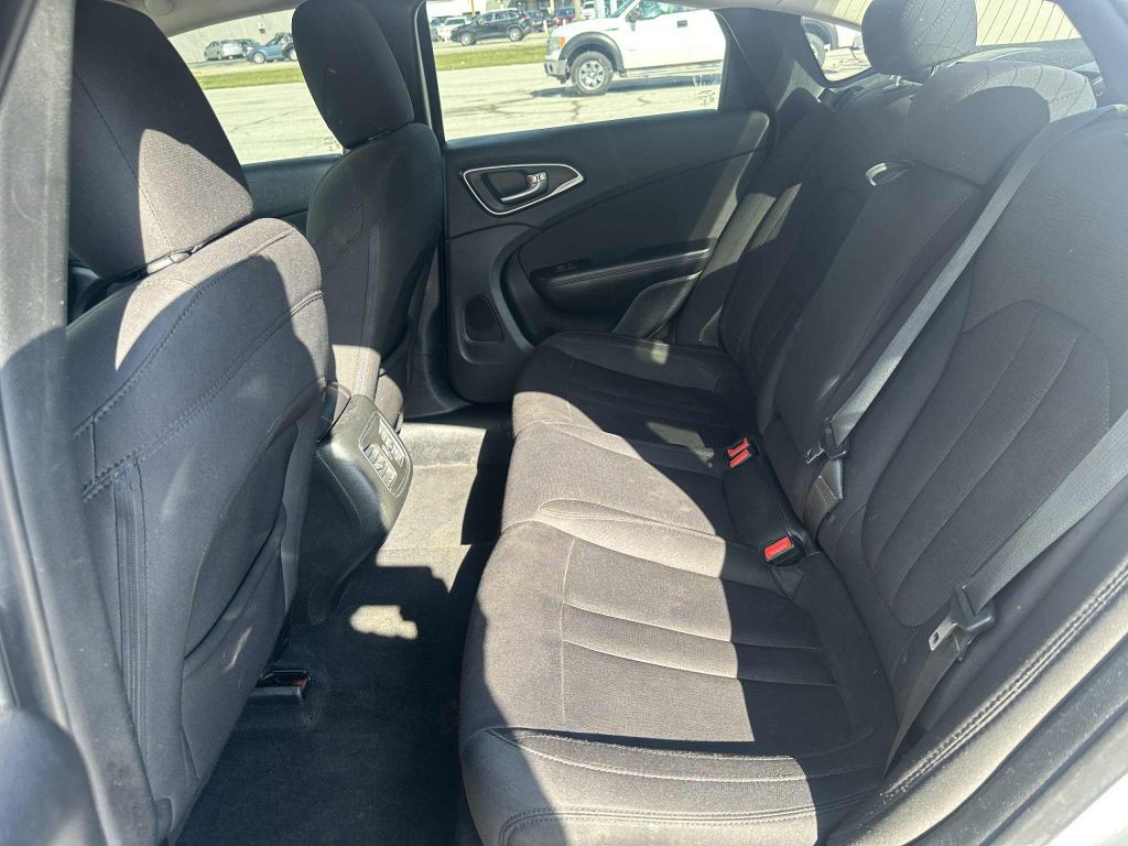 2015 Chrysler 200 Image 10