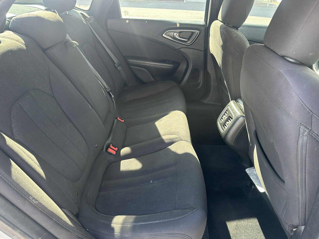 2015 Chrysler 200 Image 11