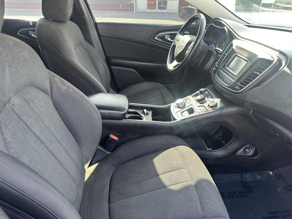 2015 Chrysler 200 Image 12
