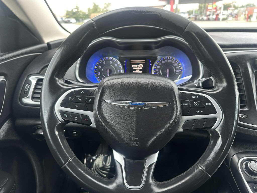 2015 Chrysler 200 Image 16