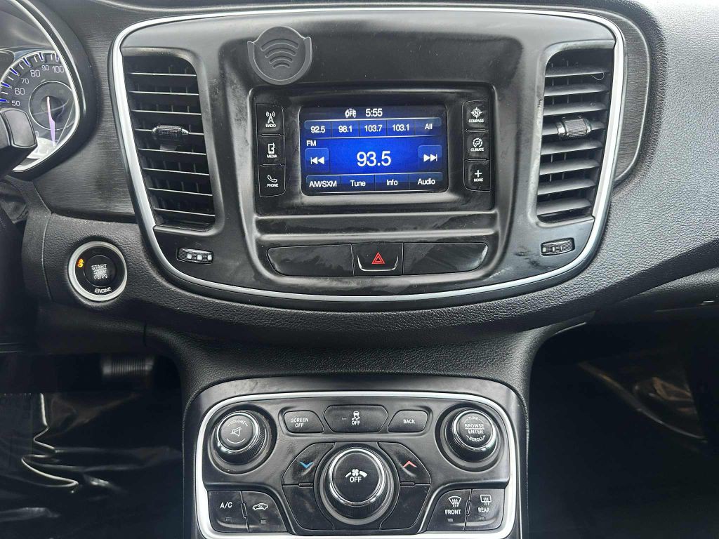 2015 Chrysler 200 Image 17