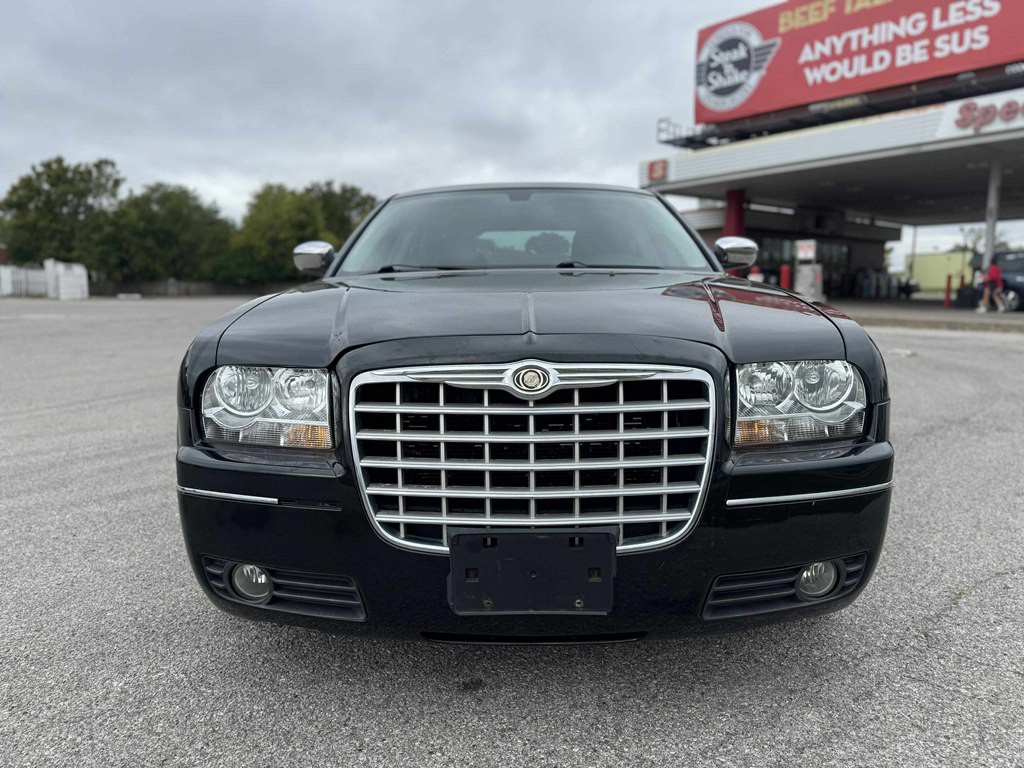 2010 Chrysler 300 Image 2