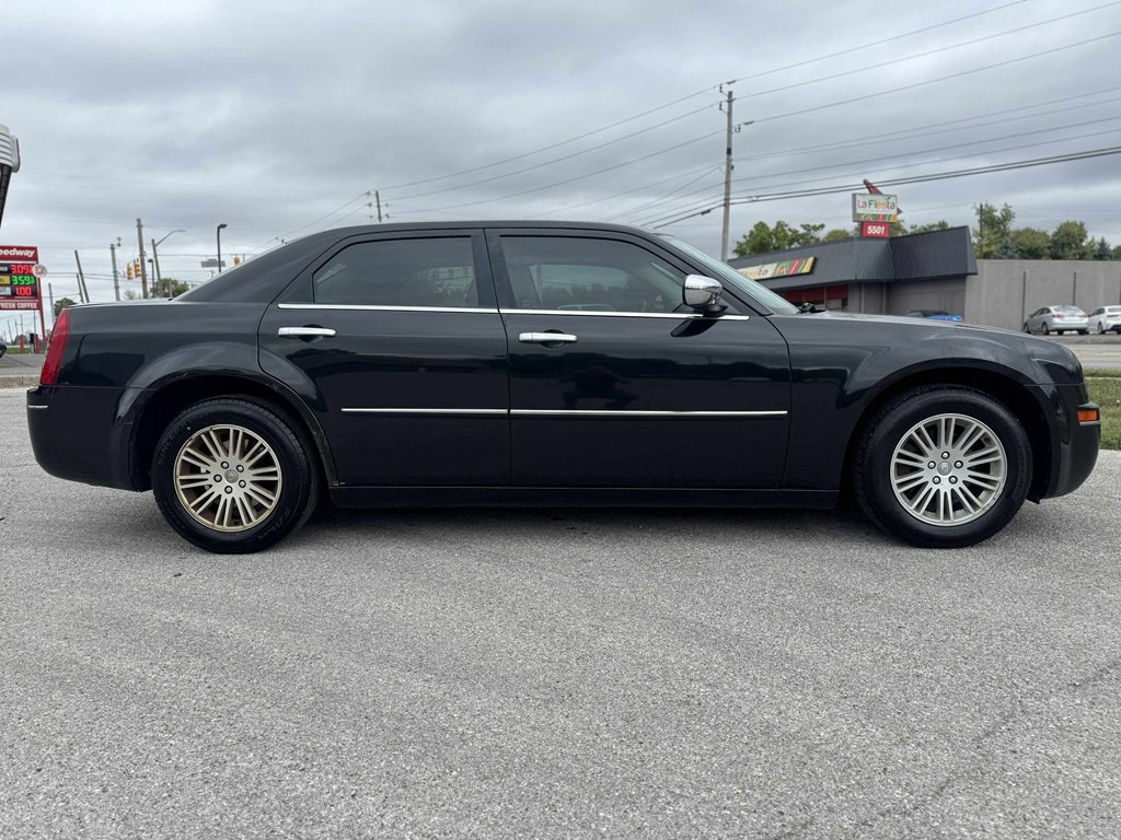 2010 Chrysler 300 Image 4