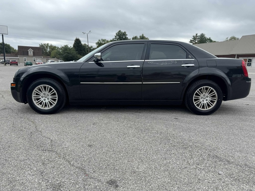 2010 Chrysler 300 Image 5
