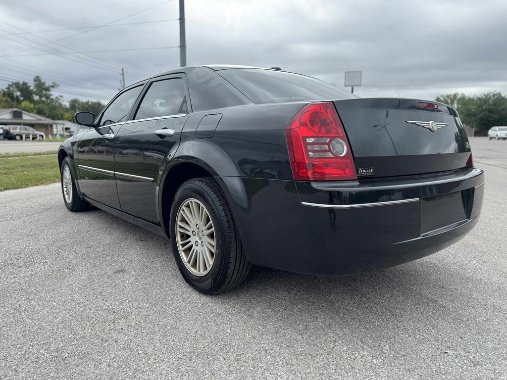 2010 Chrysler 300 Image 6