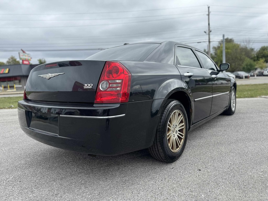 2010 Chrysler 300 Image 8