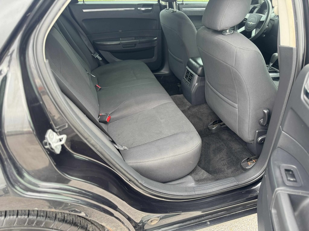 2010 Chrysler 300 Image 11