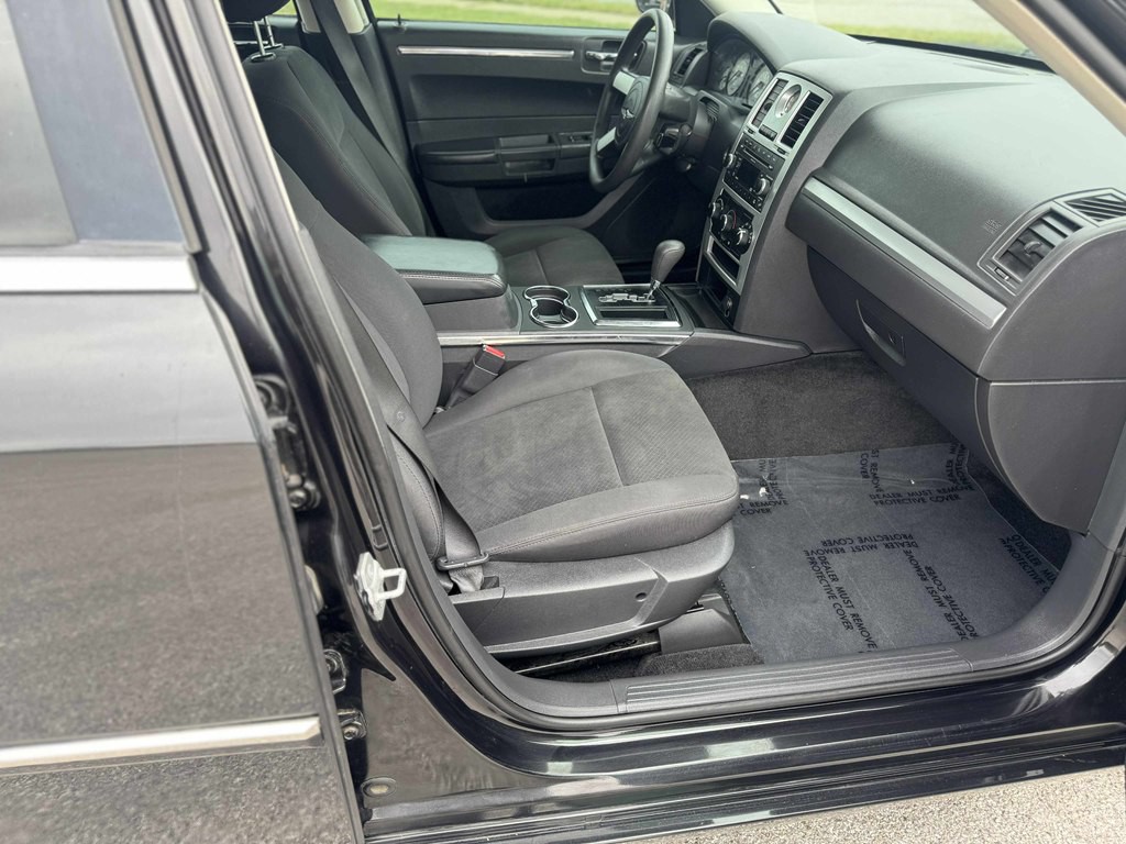 2010 Chrysler 300 Image 12