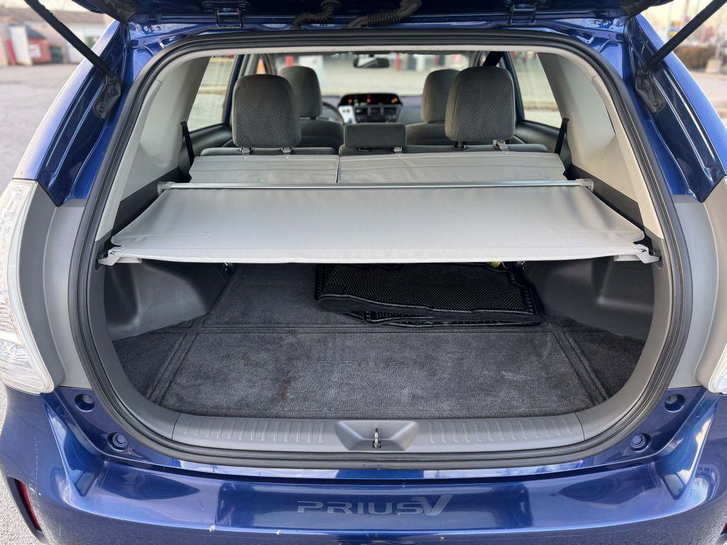 2013 Toyota Prius Image 11