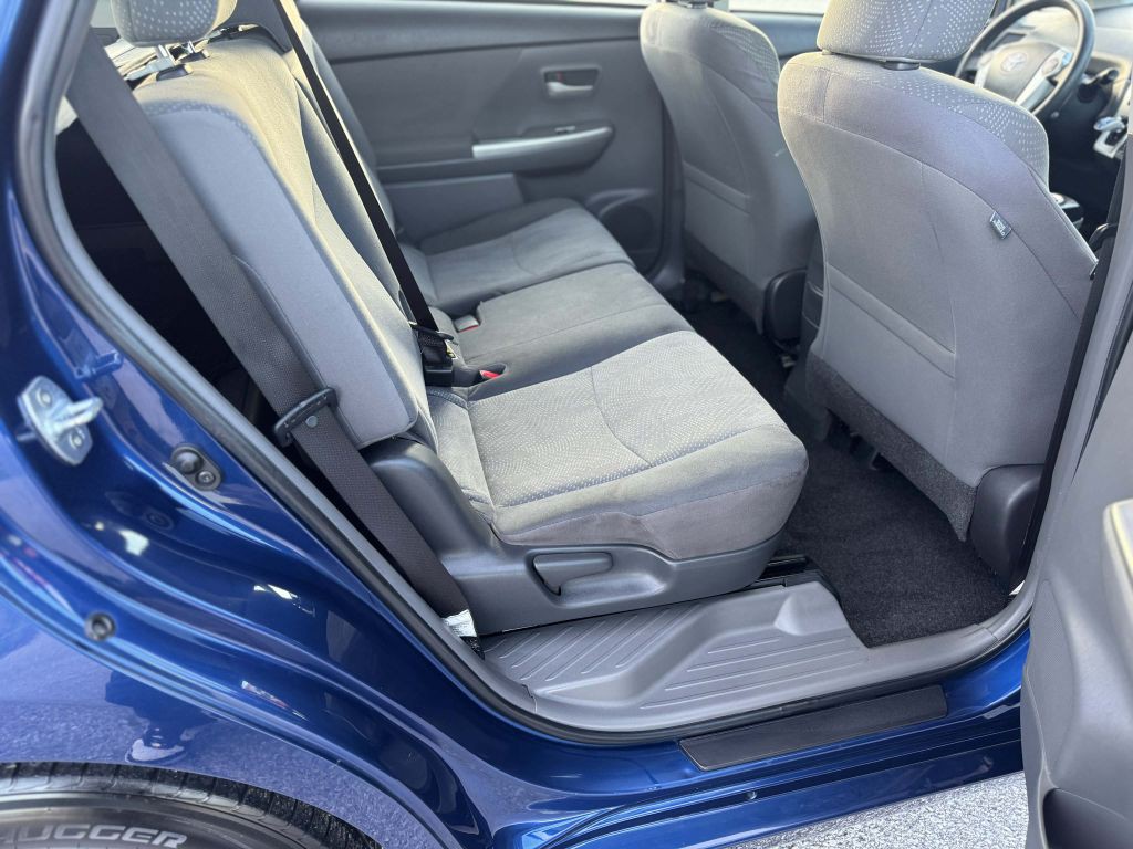2013 Toyota Prius Image 12