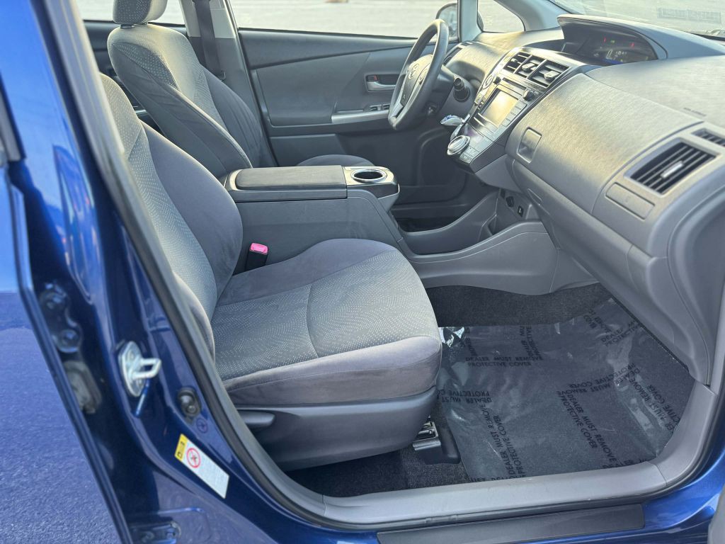 2013 Toyota Prius Image 13