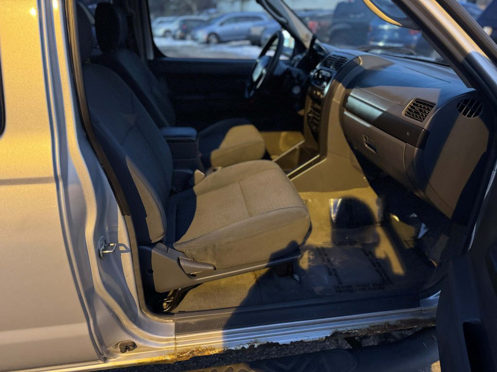 2004 Nissan Frontier Image 10