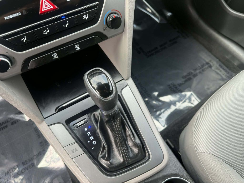 2017 Hyundai Elantra Image 16