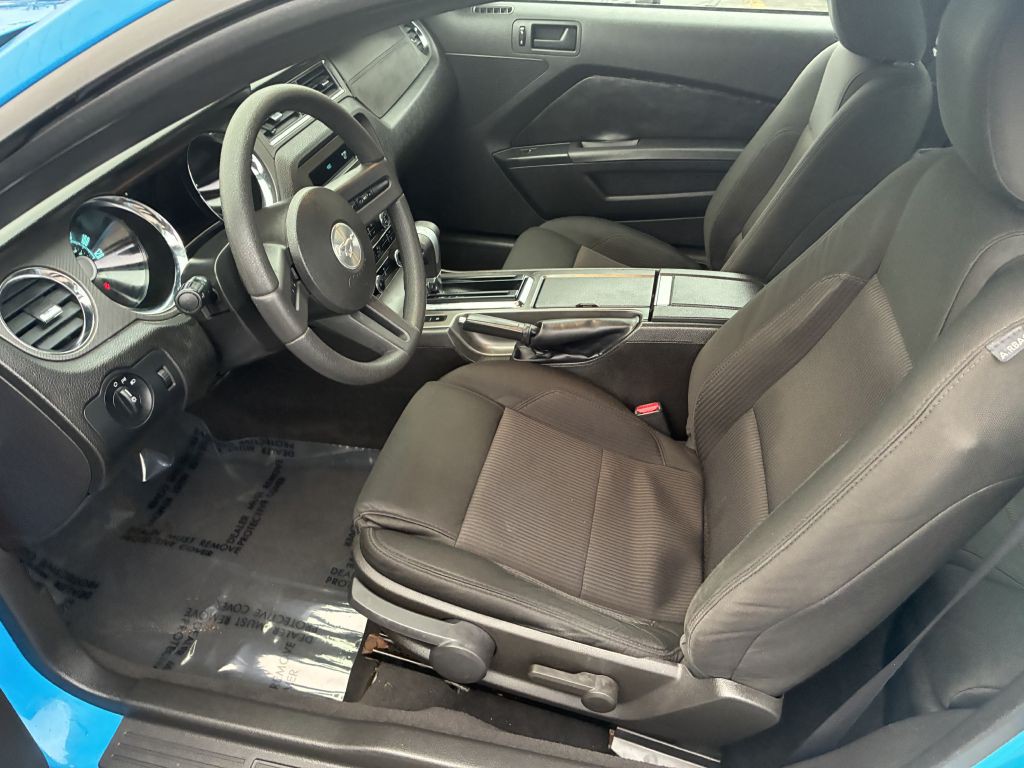 2010 Ford Mustang Image 9