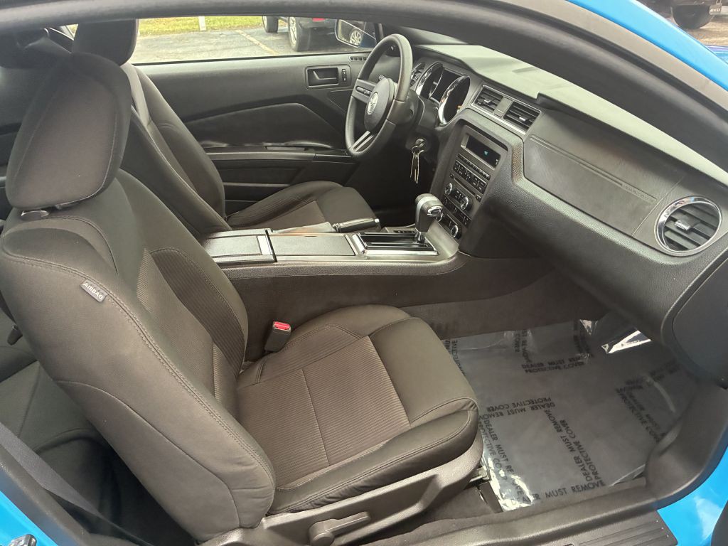 2010 Ford Mustang Image 12