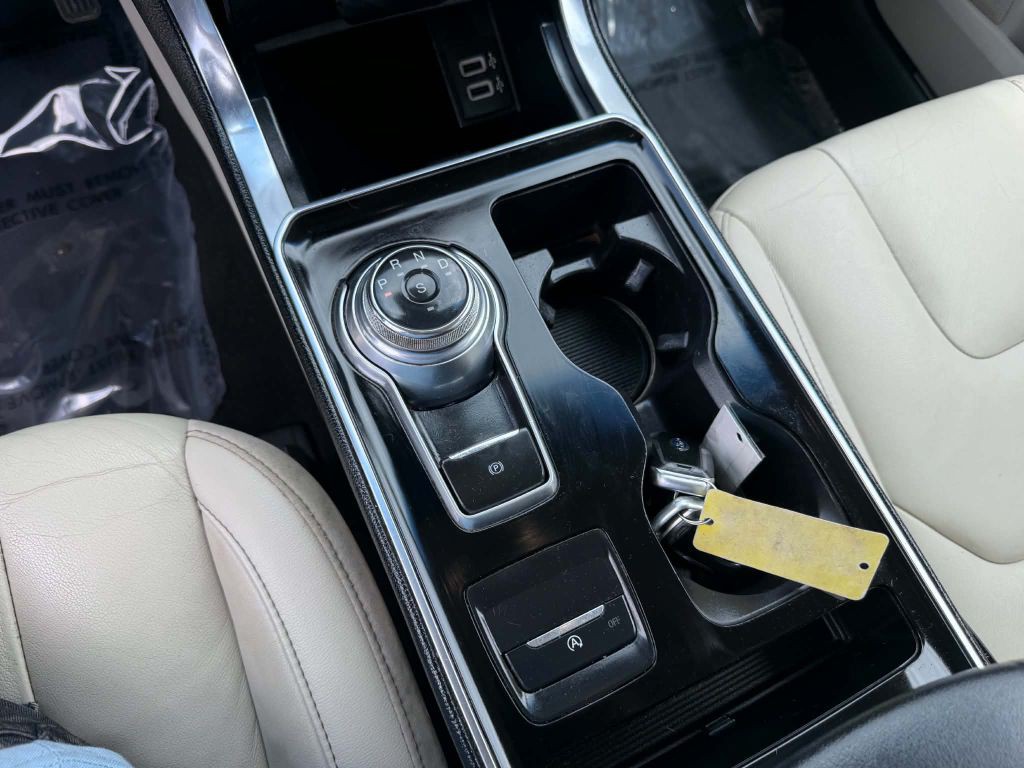 2019 Ford Edge Image 16