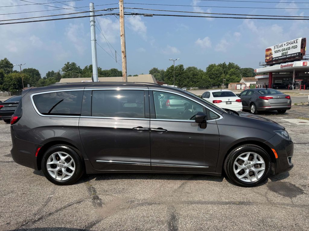 2017 Chrysler Pacifica Image 2