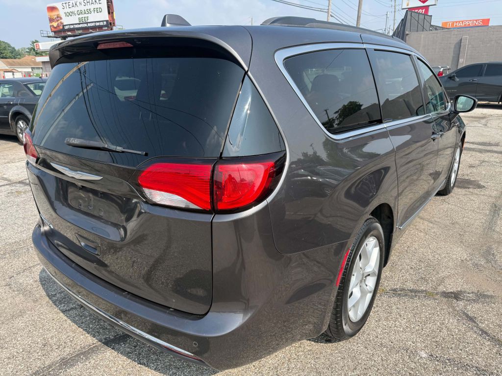 2017 Chrysler Pacifica Image 3