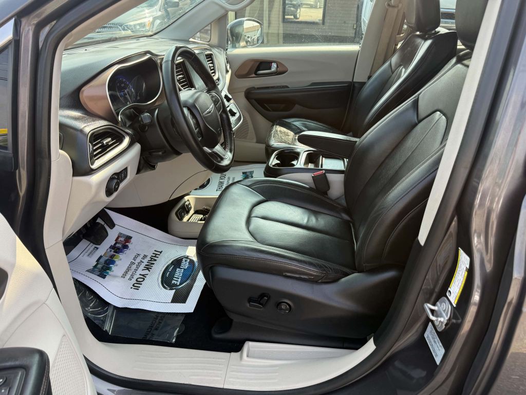 2017 Chrysler Pacifica Image 8