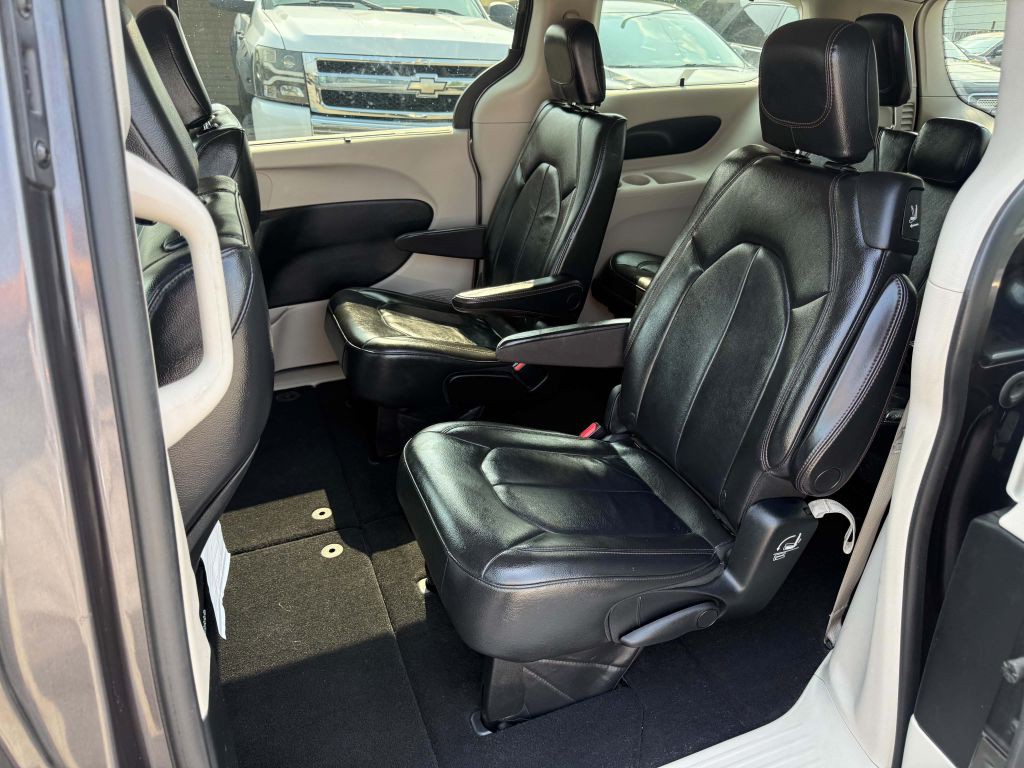 2017 Chrysler Pacifica Image 9