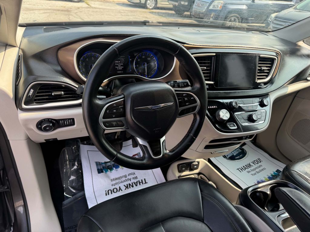 2017 Chrysler Pacifica Image 11