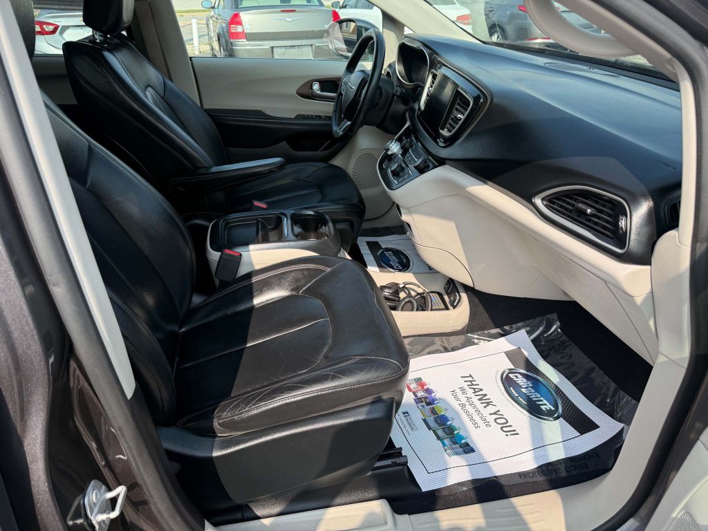 2017 Chrysler Pacifica Image 14