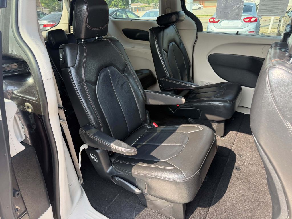 2017 Chrysler Pacifica Image 15