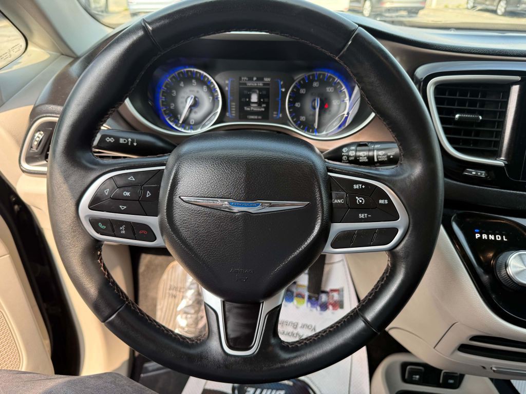 2017 Chrysler Pacifica Image 18