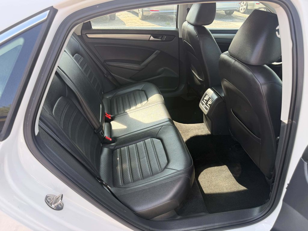 2015 Volkswagen Passat Image 10