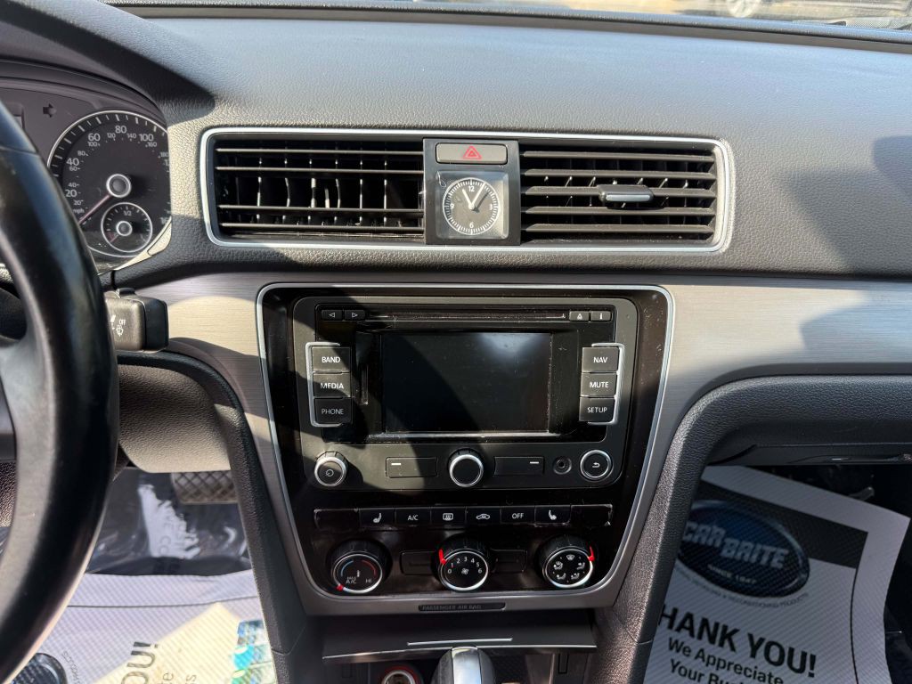 2015 Volkswagen Passat Image 13