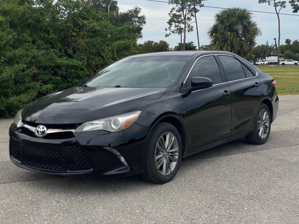 2017 Toyota Camry Image 2