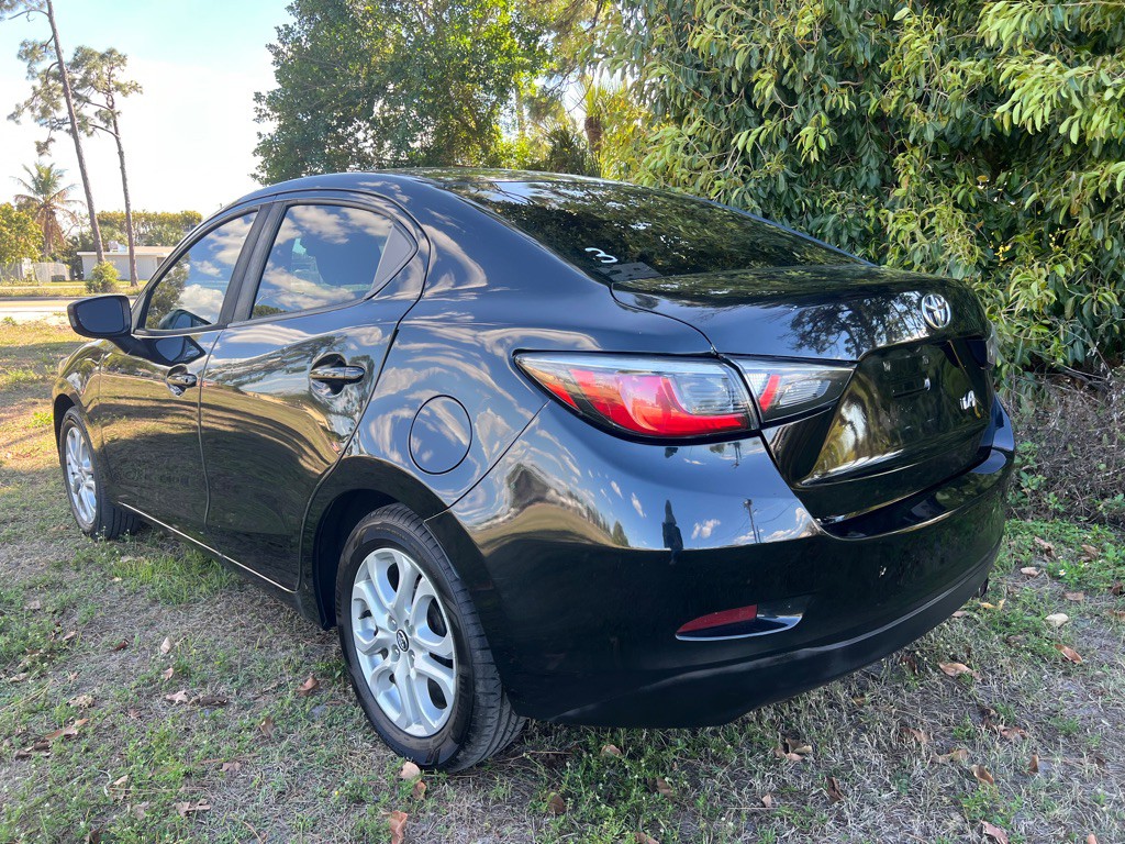 2017 Toyota Yaris Image 4