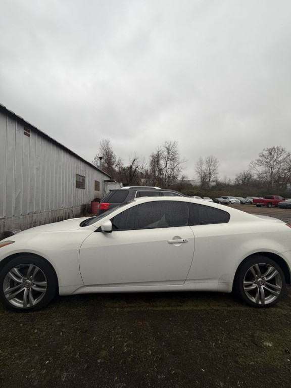 2009 INFINITI G37 Image 1