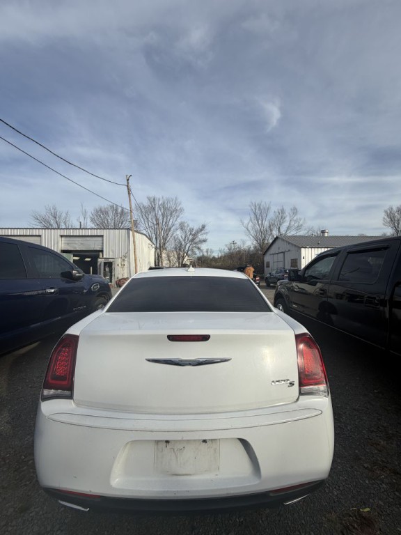 2019 Chrysler 300 Image 2