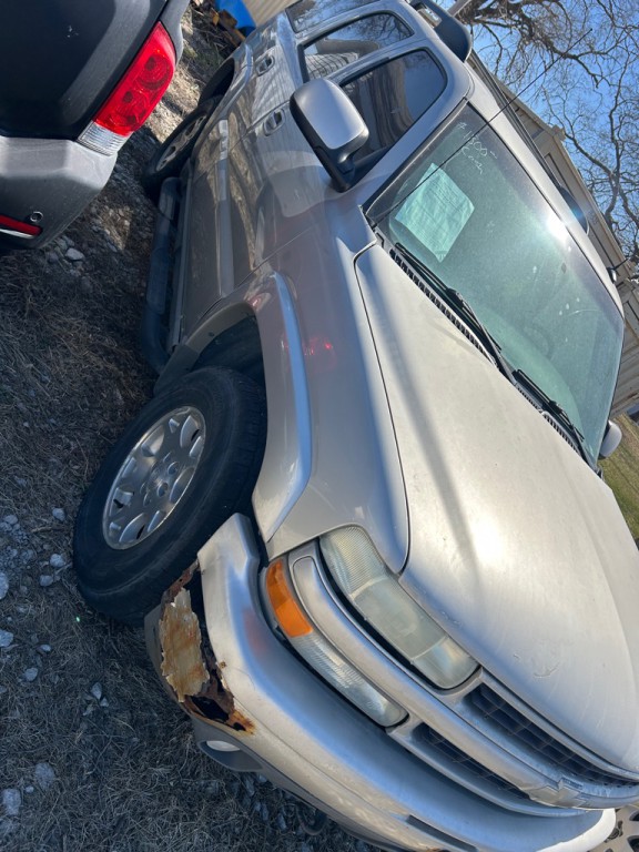 2004 Chevrolet Tahoe Image 1